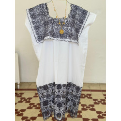 Hipil con solapa bordado de...